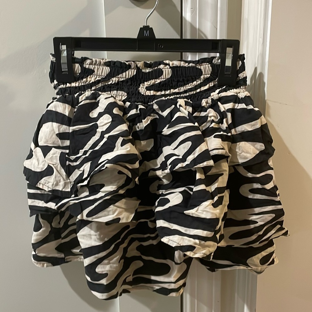H&M skirt, black and white pattern, size 8/10